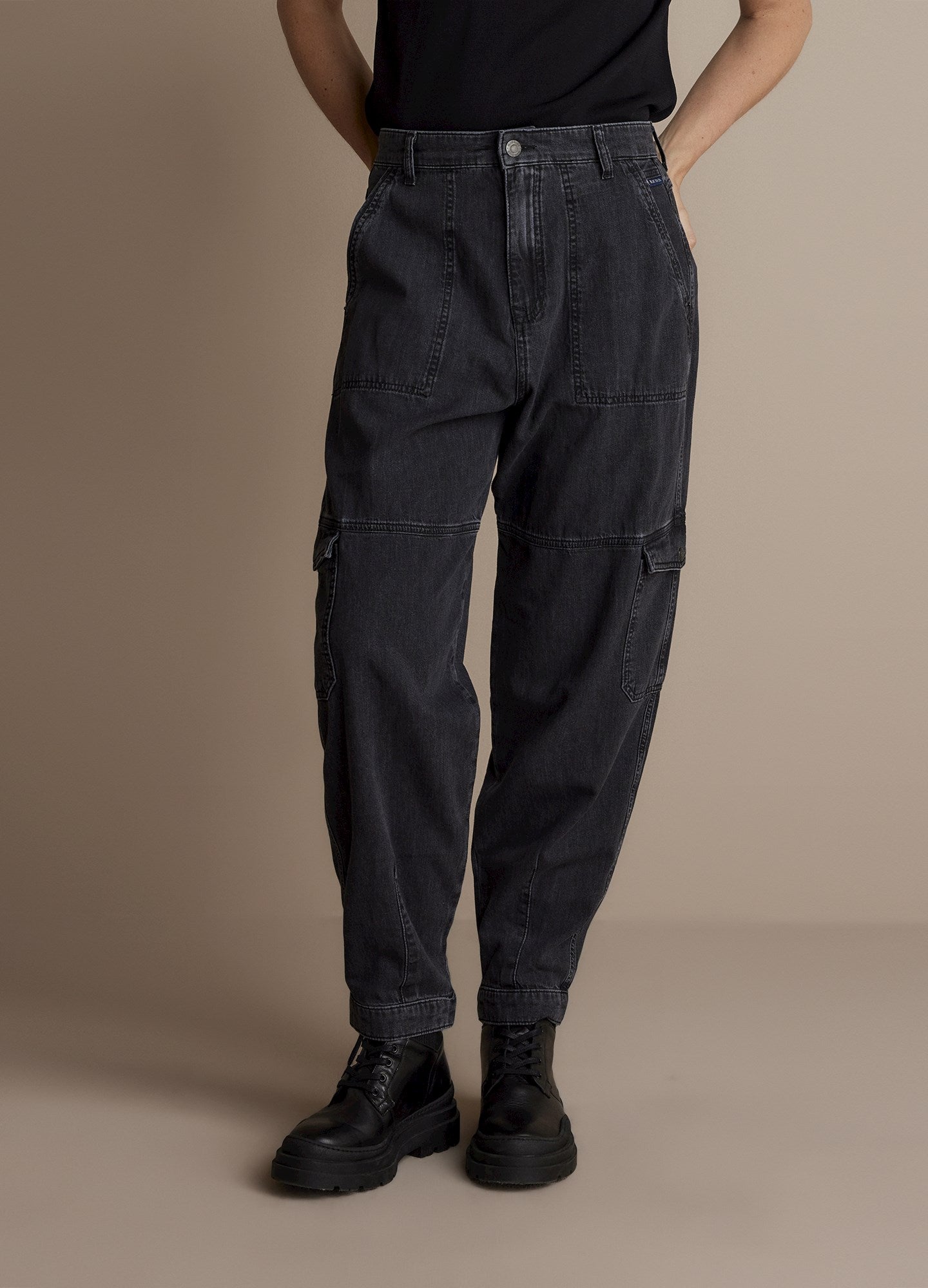 Loose fit cargo jeans